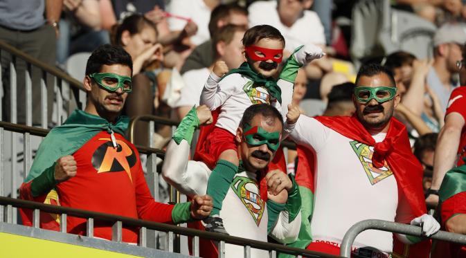Aksi menarik fans Portugal ini menandakan mereka berharap Ronaldo bisa jadi pahlawan di Piala Eropa 2016. (REUTERS/Gonzalo Fuentes Livepic)