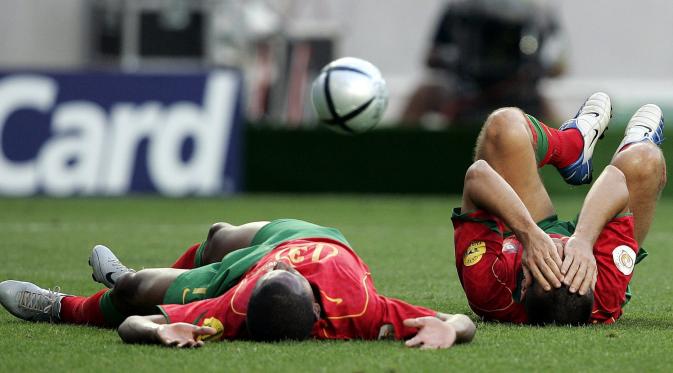 Reaksi dua pemain Portugal, Pedro Pauleta (kanan) dan Miguel, usai kalah dari Yunani pada babak final Piala Eropa 2014, di Luz Stadium, Minggu (4/7/2004). Portugal takluk 0-1.  (EPA/Antonio Simoes)