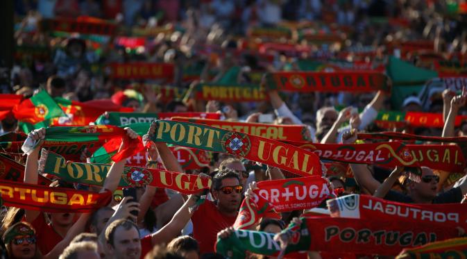 Jauh dari Prancis, suporter Portugal menonton tim kesayangannya di alun-alun kota Lisabon, ibukota Portugal saat Selecao mengalahkan Kroasia di babak 16 besar Piala Eropa 2016. (REUTERS/Rafael Marchante)
