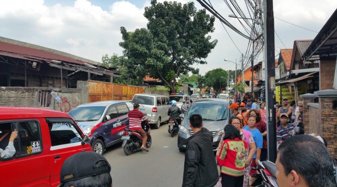 Warga Ciracas, Jakarta Timur berkerumun di Klinik Elly yang diduga menyebarkan vaksin (Liputan6.com/Nanda)