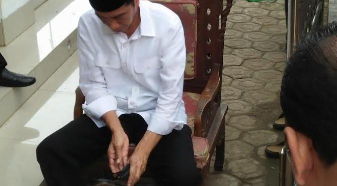 Jokowi usai salat zuhur di Masjid Kampung Kebanyakan, Kota Serang. (Liputan6.com/Yandhi Deslatama)