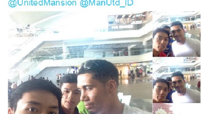 Chris Smalling bersama fans MU saat tiba di Bali