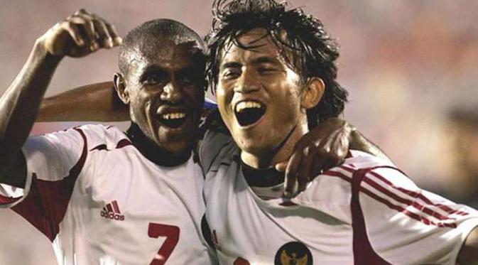 Ilham Jayakesuma (kanan) dan Boaz Solossa, mengalahkan Malaysia di kandang sendiri pada semifinal Piala AFF 2004. (AFF)
