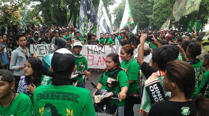 Sekitar 10 ribu Bonek Mania melakukan aksi turun ke jalan saat sidang terakhir sengketa hak atas nama dan logo Persebaya, Kamis (30/6/2016). (Bola.com/Fahrizal Arnas)