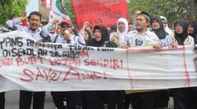 Aksi guru se-Jawa Timur mendukung Muhammad Samhudi yang diadili sebab mencubit anak muridnya | Via: istimewa