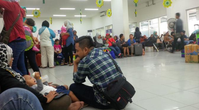 Pemudik membludak di Stasiun Pasar Senen, Jakarta Pusat, seperti yang terlihat di ruang tunggu selatan. (Liputan6.com/Andry Haryanto)