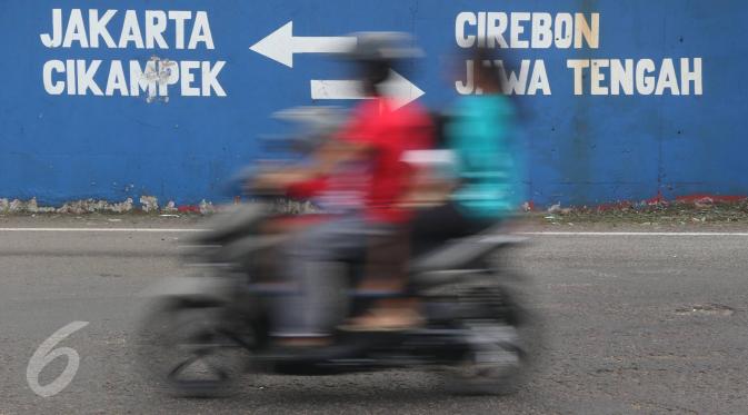 Sepeda motor melintas di kawasan Simpang Jomin, Karawang, Jawa Barat,  sudah mulai ramai namun masih lancar, Jumat (1/7). Simpang Jomin saat musim mudik tidak sepadat biasanya dikarenakan adanya Tol Cipali. (Liputan6.com/Immaniel Antonius)