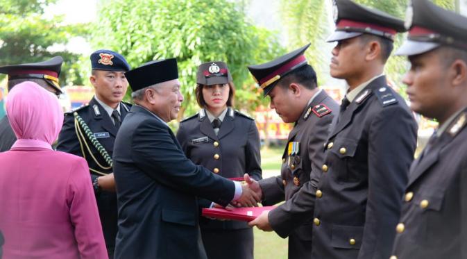 11 Anggota Polsek Padang Ulak Tanding, pengungkap kasus kekerasan seksual berujung kematian Yuyun mendapat penghargaan. (Liputan6.com/Yuliardi Hardjo Putro)