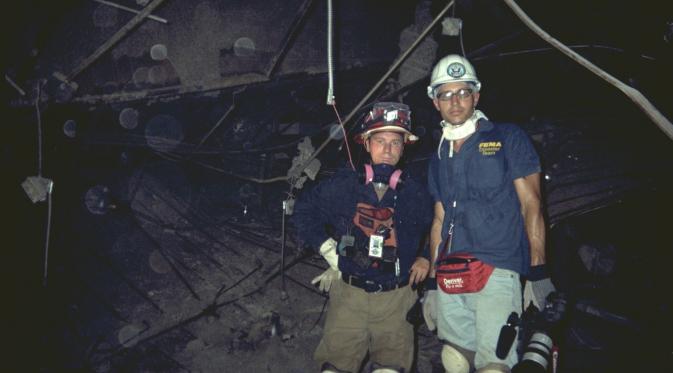 Kurt Sonnenfeld, kanan membawa kamera di ground zero (AFP)