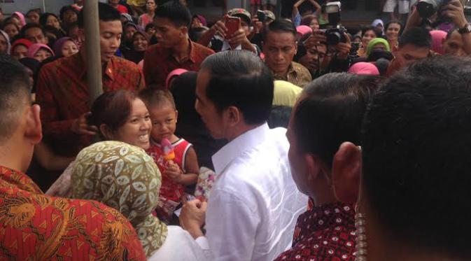 Presiden Jokowi bagi-bagi sembako di Depok, Jawa Barat (Liputan6.com/ Ady Anugrahadi)