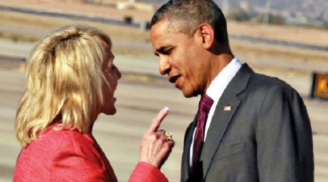 Mantan Gubernur Arizona, Jan Brewer terlihat 'berbincang' dengan Obama di bandara Phoenix (azcapitoltimes)
