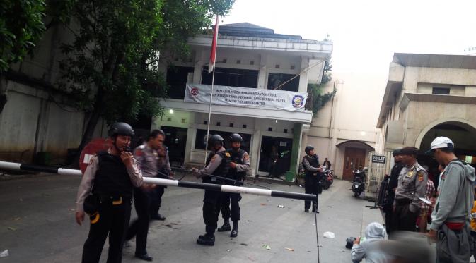 Polisi berjaga-jaga pasca-ratusan PKL mengamuk dan menyerang Posko Satpol PP di Jalan Dalem Kaum, Kota Bandung, Jawa Barat. (Liputan6.com/Aditya Prakasa)
