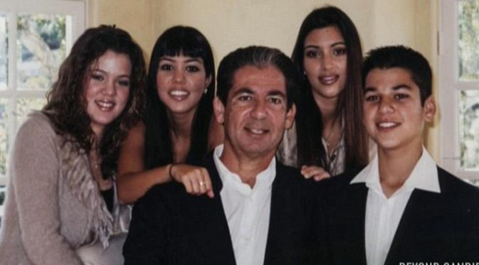 Robert Kardashian dikelilingi anak-anaknya, Khloe, Kourtney, Kim dan Rob Kardashian Jr (foto: E!)
