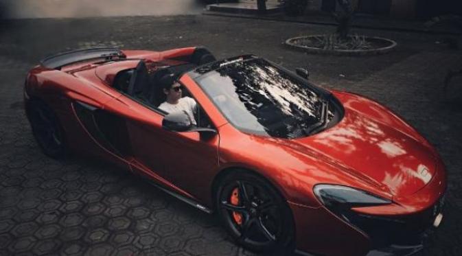 Aliando Syarief memperlihatkan mobil sport mewah. (Instagram - @aliandooo)