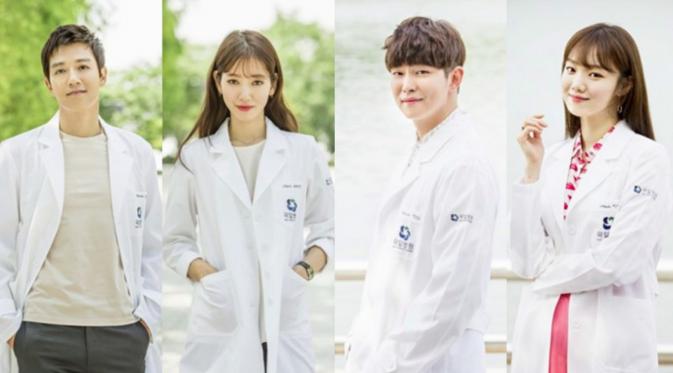 Park Shin Hye dalam drama terbaru Doctors yang juga diperankan bersama Kim Rae Won (Pinterest)