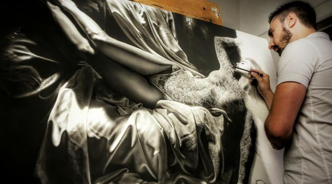 Dascanio membuat lukisan seorang wanita berpakaian minim. (Via: boredpanda.com)