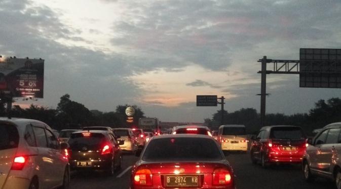 Kendaraan di Tol Jakarta-Cikampek terpantau padat. (@desatura)