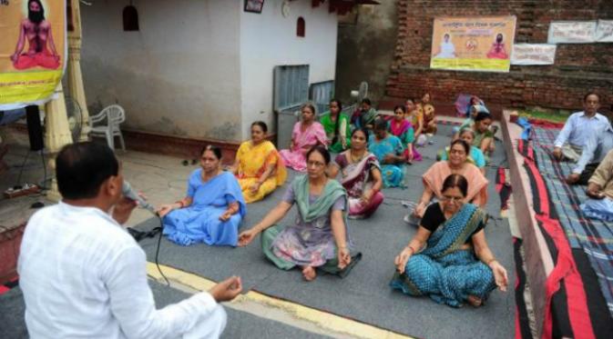 Shivraj Singh Chouhan, seorang pencinta yoga. Meningkatnya kebahagiaan dianggap dapat mengurangi tingginya angka bunuh diri dan sejumlah masalah sosial lainnya di Madhya Pradesh.
