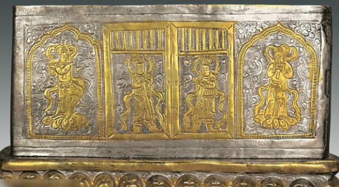 Tulisan-tulisan yang diukirkan pada pelindung laci batu menceritakan tentang bagai bongkahan tengkorak Buddha bisa sampai ada dalam kotak. (Sumber Chinese Cultural Relics via Daily Mail) 