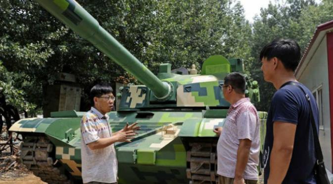 Peng, seorang warga desa pembuat tank ini, mengaku sangat tertarik dengan hal-hal militer dan mekanis sejak masih anak-anak. (Sumber Sina News/People's Daily via Shanghaiist.com)