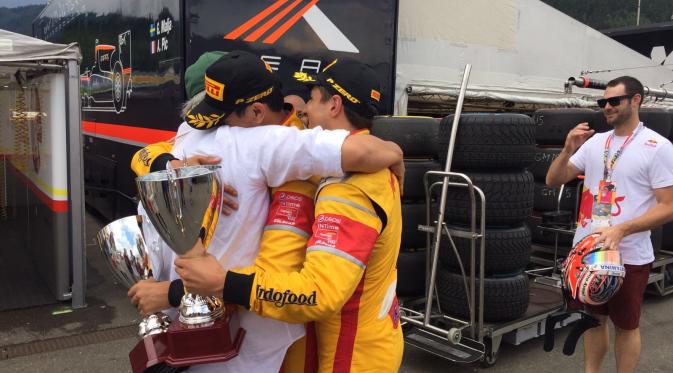 Pebalap Campos Racing, Sean Gelael dan Mitch Evans, dipeluk ayahanda Sean, Ricardo Gelael, seusai feature race GP2 Austria di Sirkuit Red Bull Ring, Sabtu (2/7/2016). (Bola.com/Reza Khomaini)