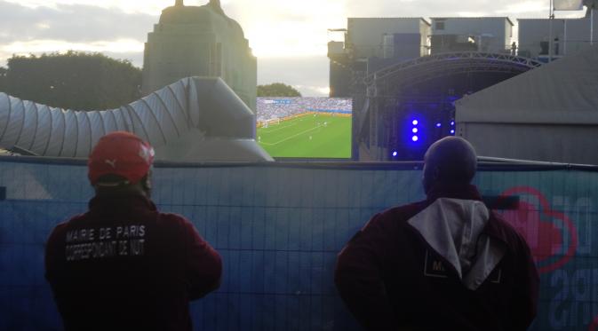 Beberapa petugas keamanan di fan zone Piala Eropa 2016 terilhat sedang menyaksikan laga di sela melakukan aktivitasnya. (Bola.com/Ary Wibowo).