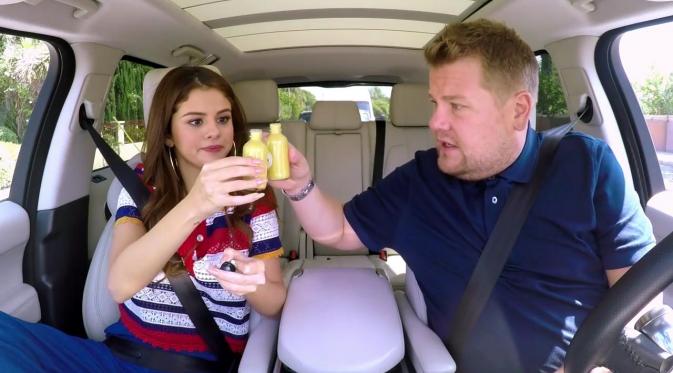 Selena Gomez dan James Corden menenggak minuman ekstrak jahe dalam program  'Selena Gomez Carpool Karaoke'. (Youtube/The Late Show with James Corden)