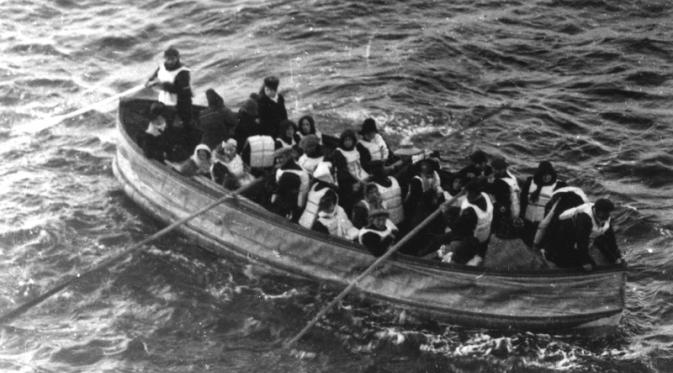 Penumpang Titanic yang selamat berada di dalam sekoci (National Archive)