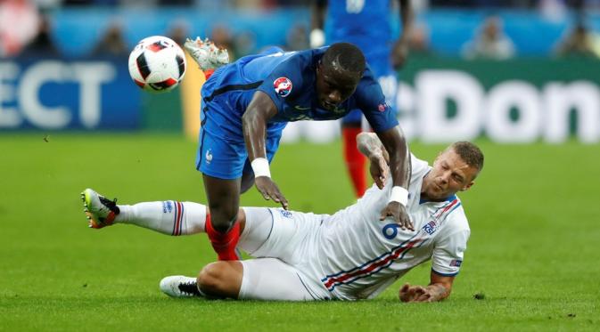 Ragnar Sigurdsson saat sedang menjegal Moussa Sissoko. (Reuters/Carl Recine)