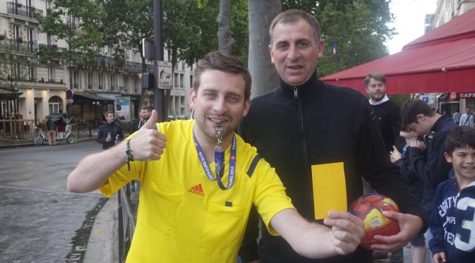 Salah satu volunteer Piala Eropa 2016 yang bertugas sebagai wasit para pengguna jalan di Paris, Prancis. (Bola.com/Ary Wibowo).