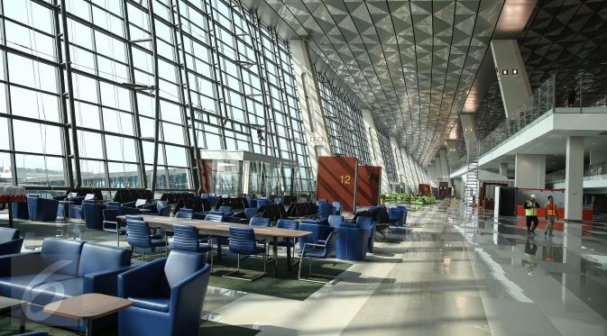 Suasana bagian boarding  di Terminal 3 Ultimate Bandara Soekarno-Hatta, Cengkareng, Banten, Sabtu (2/7). Ketua DPR Ade Komarudin terkesan dengan bandara yang disebutnya mampu menyaingi Bandara Changi Airport di Singapura. (Liputan6.com/Faizal Fanani)