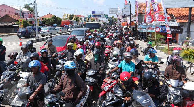 Antrean panjang kendaraan di jalur alteri Brebes Timur, Jawa Tengah, Senin (4/7). Petugas menambah jangkauan contra flow yang sebelumnya 10 km menjadi 12 km untuk mengurai kemacetan panjang di kawasan tersebut. (Liputan6.com/Angga Yuniar)