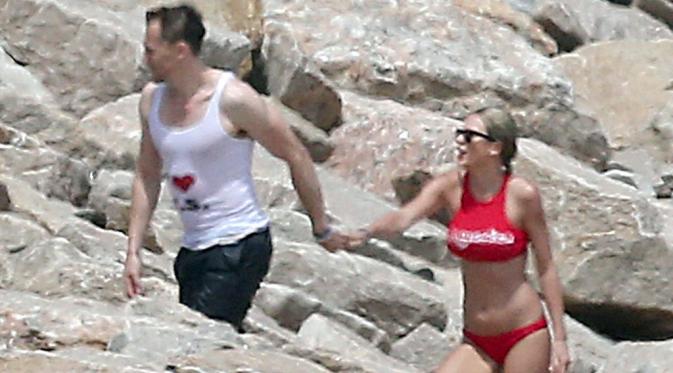Taylor Swift dan Tom Hiddleston mesra di Rohde Island [foto: E Online]