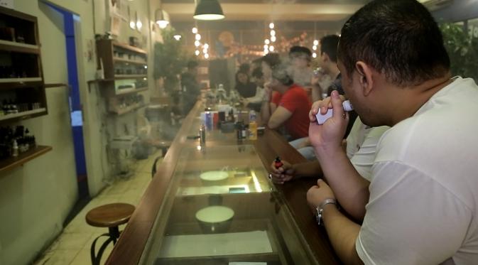 Toko rokok elektrik sekaligus tempat berkumpul para pecinta rokok elektrik. (Awan Harinto/Liputan6.com)