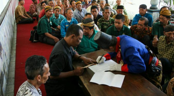 Abdi Dalem Keraton Surakarta menerima gaji. (Reza Kuncoro/Liputan6.com)