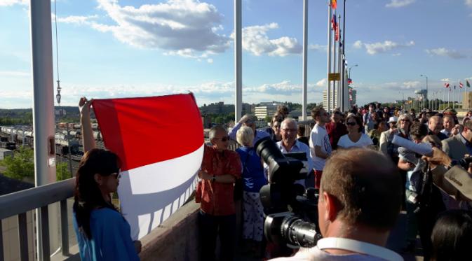 Pengibaran Bendera Indonesia di Bridge of Nations, Sudbury, Kanada, untuk kali pertama (KJRI Toronto)