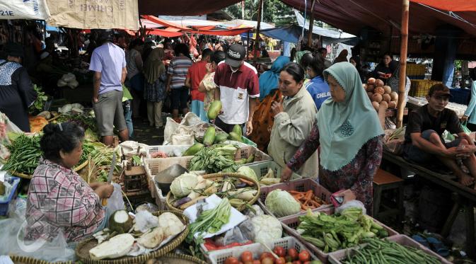 Sejumlah warga memadati kios penjual sayur-mayur di pasar tradisional Pasar Minggu, Jakarta, Senin (4/7). Warga menyerbu pasar tradisional untuk mencari kebutuhan Hari Raya Idul Fitri. (Liputan6.com/Yoppy Renato)