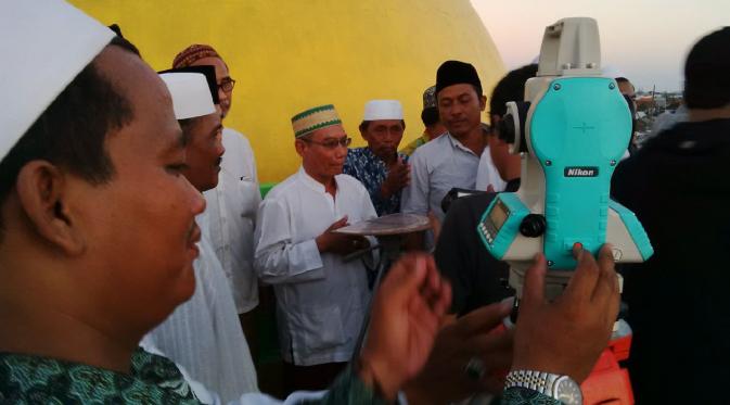 Tim Falakiyah Pengurus Cabang Nahdlatul Ulama (PCNU) Surabaya memantau rukyatul hilal di Pantai Nambangan. (Liputan6.com/Dian Kurniawan)