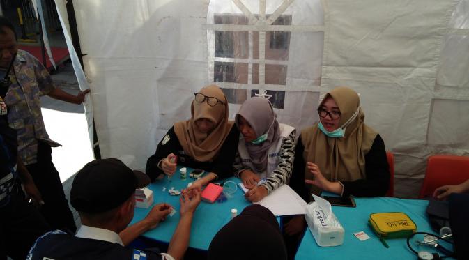 Sejumlah mahasiswi Fakultas Kedokteran UMI Makassar mengecek kesehatan para pemudik, pegawai dan karyawan serta para buruh yang beraktivitas di Pelabuhan Soekarno-Hatta. (Liputan6.com/Eka Hakim) 