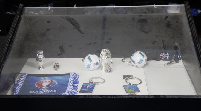 Beberapa contoh souvenir yang dijual di toko souvenir Piala Eropa di Fan Zone Paris, Prancis .(Bola.com/Ary Wibowo). 