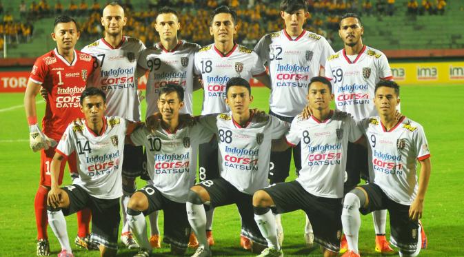 Pemain Bali United asal Pulau Dewata jadi korban kepadatan arus mudik Lebaran. (Bola.com/Iwan Setiawan)