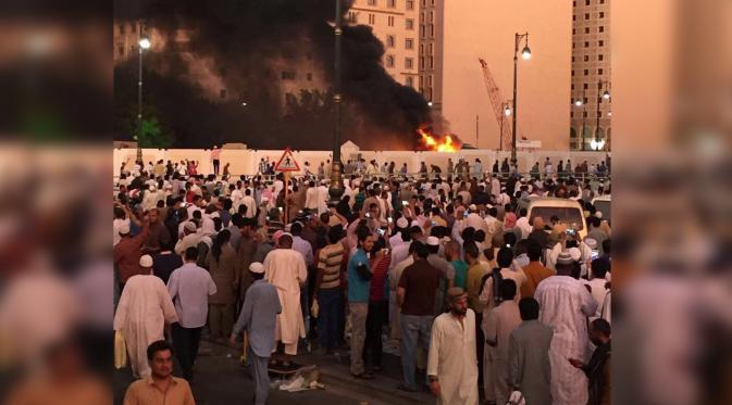 Jamaah Muslim berkumpul setelah terjadi bom bunuh diri di dekat markas keamanan Masjid Nabawi di Madinah, Arab Saudi, Senin (4/7). (REUTERS)