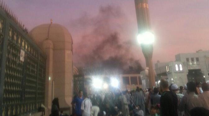 Suasana di Masjid Nabawi usai ledakan bom. Pelaku bom bunuh diri menyerang tiga kota Arab Saudi. Masing-masing di Kota Madinah, Qatif dan Jeddah yang menyebabkan lima orang tewas dan dua terluka, Senin (4/7). (REUTERS)