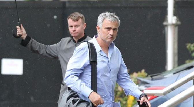 Wajah lelah Jose Mourinho, pelatih Manchester United, setelah bekerja 10 jam di Carrington. (The Sun)