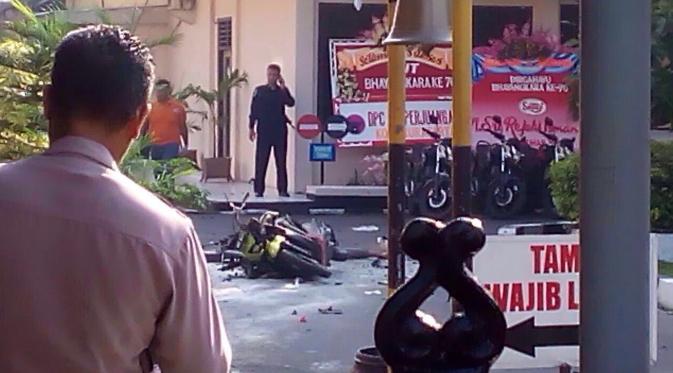 Sebuah sepeda motor rusak parah menyusul terjadinya ledakan bom bunuh diri di halaman Polresta Surakarta, Solo, Jawa Tengah, Selasa (5/7). Belum diketahui motif dan penyebab adanya bom bunuh diri di markas Polresta Surakarta. (Istimewa)