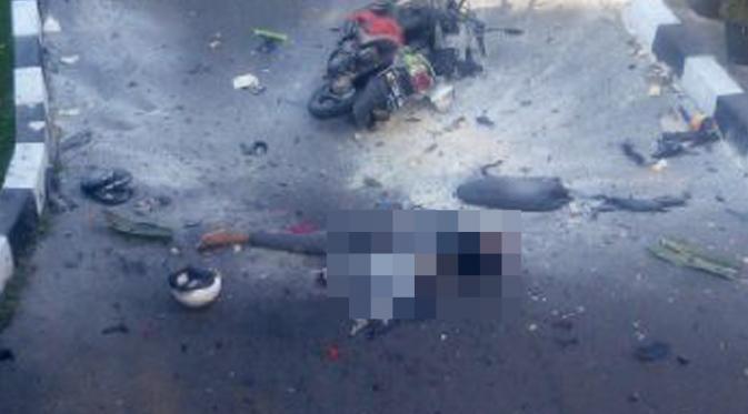 Seorang pria tergeletak di dekat sepeda motor dengan ceceran darah menyusul ledakan bom di halaman Polresta Surakarta, Solo, Jawa Tengah, Selasa (5/7). Bom diledakkan seorang pengendara motor yang berusaha menerobos masuk ke halaman Polresta. (Istimewa)
