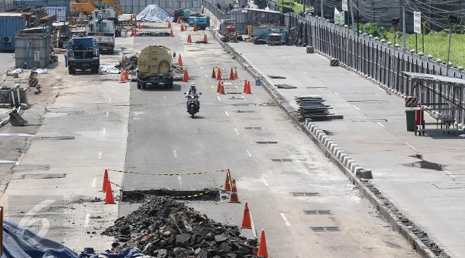 Seorang pekerja melintas di proyek pembangunan MRT di kawasan Sudirman, Jakarta, Selasa (5/7). Pengerjaan proyek infrastruktur di Jakarta dan sekitarnya libur sementara karena para pekerja memperoleh libur Lebaran. (Liputan6.com/Faizal Fanani)