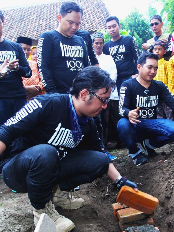 Band Wali saat  peletakan batu pertama mushola di daerah Jawa Timur (Istimewa)