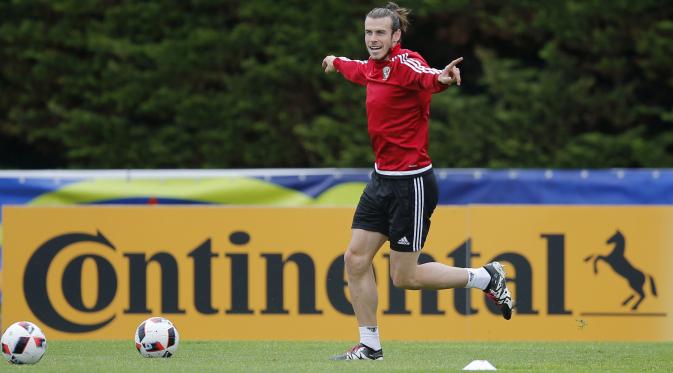 Pemain Wales, Gareth Bale terlihat santai dan rdan bersemangat saat sesi latihan tim Wales di OSEC Stadium, Dinard, Lyon, Prancis. (5/7/2016). (REUTERS/Stephane Mahe)
