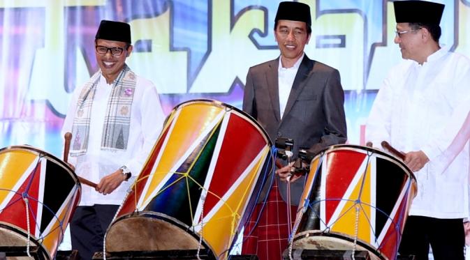 Presiden Jokowi didampingi Gubernur Sumbar Irwan Prayitno dan Ketua DPD Irman Gusman menabuh bedug di acara Takbir Akbar, Selasa (5/7/2016). (Biro Pers Setpres)